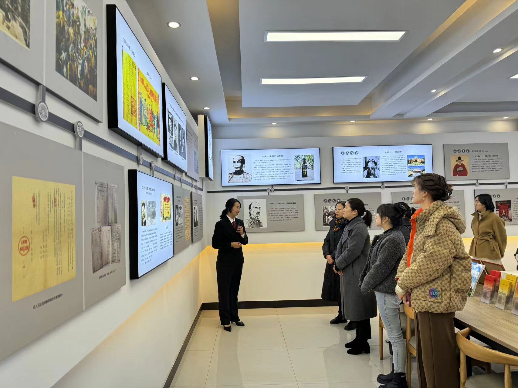 参观富世法庭家风文化基地